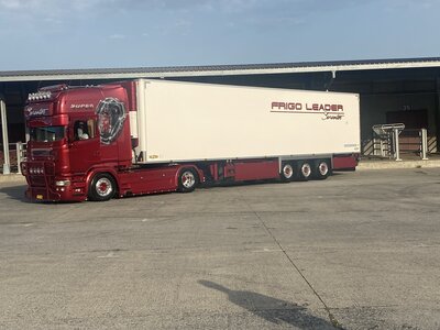 Tekno Tekno Scania R-serie Topline 4x2 met 3-as koeloplegger SARANTOS