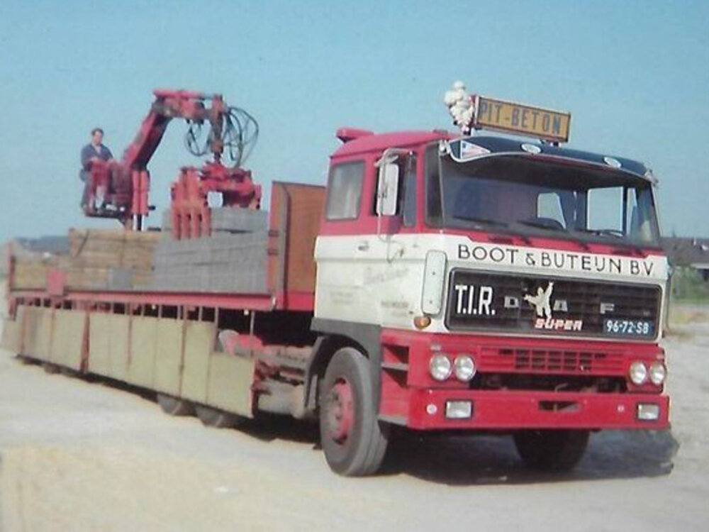 WSI WSI DAF 2800 6x4 with 3-axle classic brick trailer BOOT & BUTEIJN