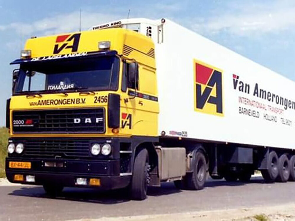 WSI WSI DAF 2800 Space Cab 4x2 met 3-as classic koeloplegger VAN AMERONGEN