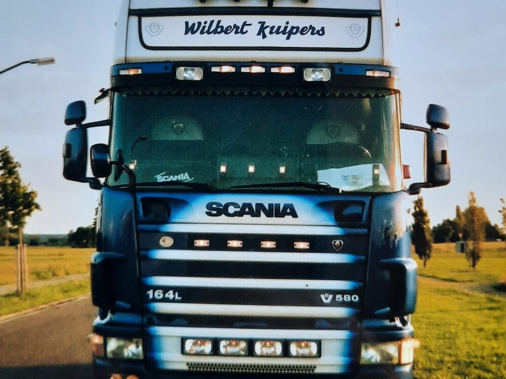 WSI WSI "EXCLUSIEF" Scania 4-serie Topline 4x2 met 3-as container oplegger + 40ft. koelcontainer WILBERT KUIPERS