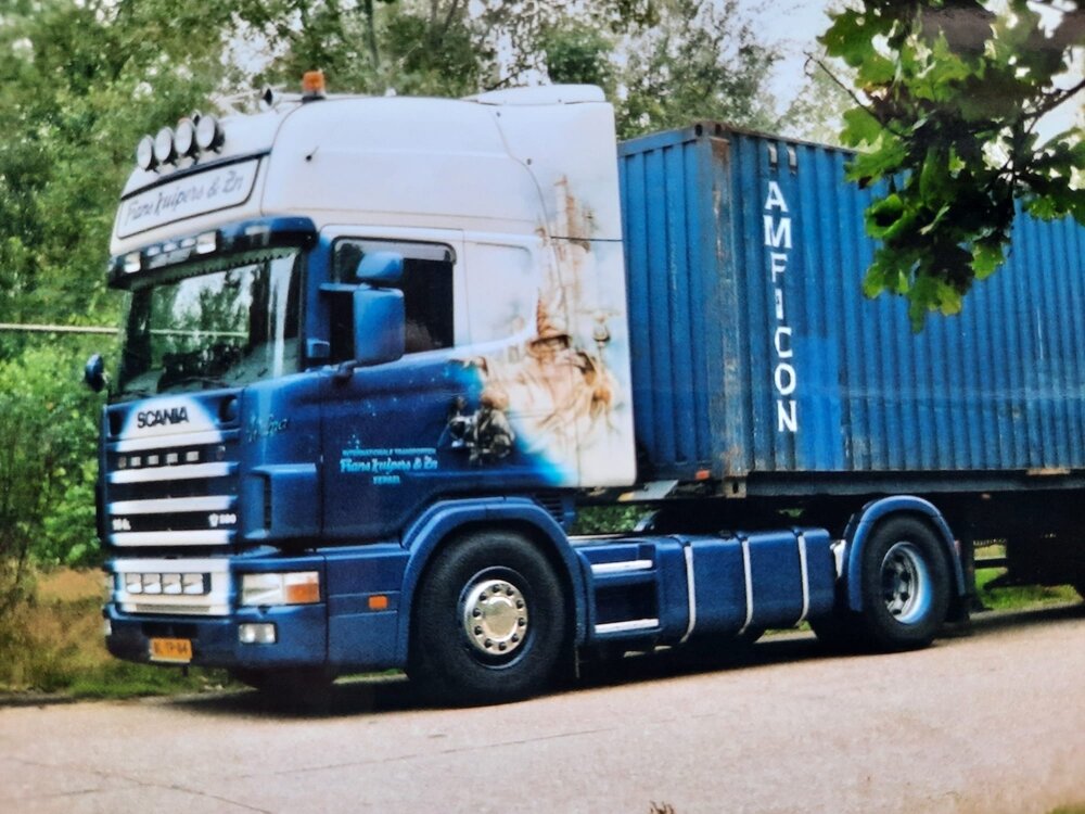 WSI WSI "EXCLUSIEF" Scania 4-serie Topline 4x2 met 3-as container oplegger + 40ft. koelcontainer WILBERT KUIPERS