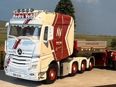 WSI WSI Mercedes Actros MP4 SLT big space 8x4 + 5-axle low loader ANDRE VOSS