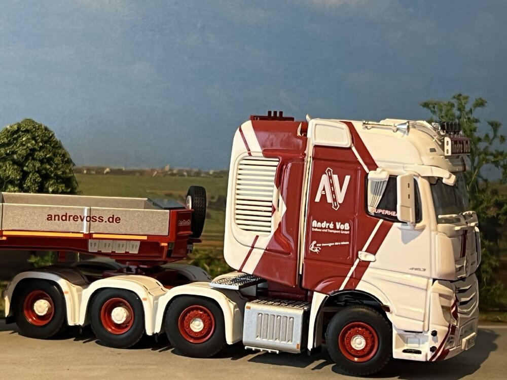 WSI WSI Mercedes Actros MP4 SLT big space 8x4 + 5-axle low loader ANDRE VOSS