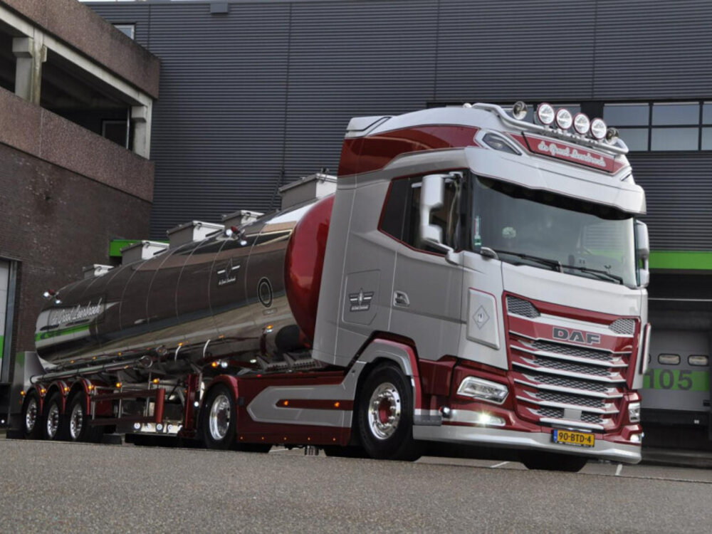 WSI WSI DAF XG+ 4x2 with 3-axle Chrome tank trailer DE GROOT LEERBROEK