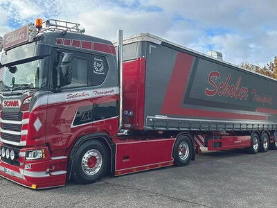 WSI WSI Scania S Normal 4x2 with 3-axle curtainside trailer SCHOBER