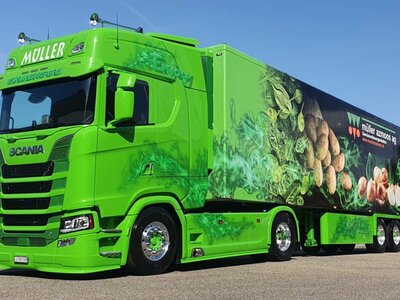 Tekno Tekno Scania Next Gen S-serie with 3-axle reefer trailer MULLER