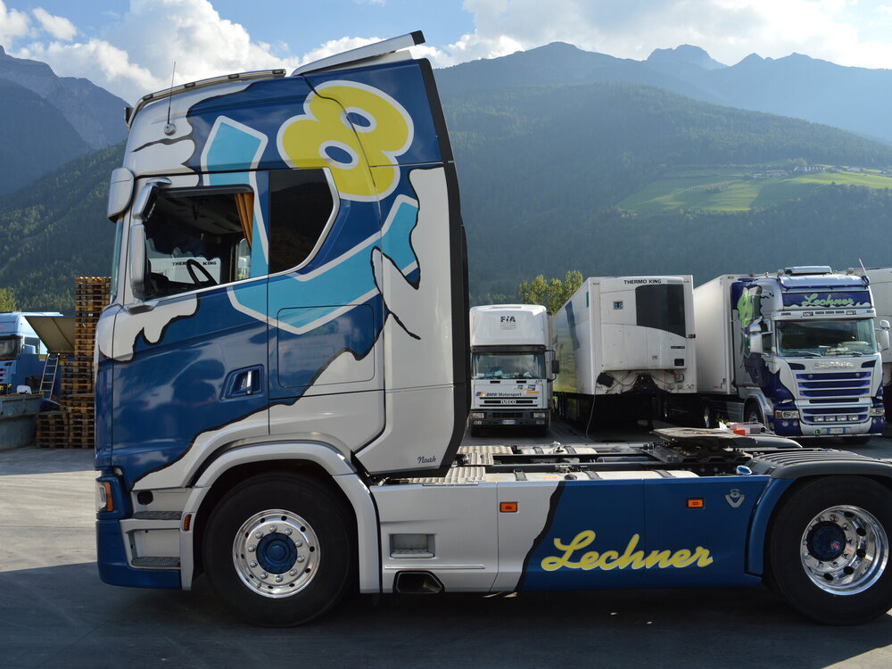 Tekno Tekno Scania Next Gen S730 Highline 4x2 with 3-axle reefer trailer LECHNER