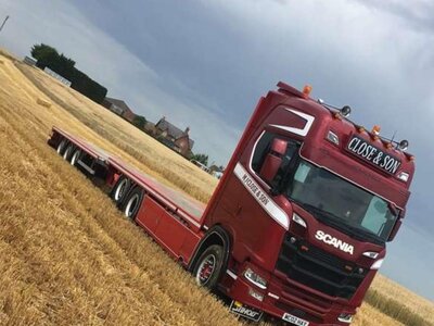 Tekno Tekno Scania Next Gen S-serie Highline vlakke motorwagen met 3-assige wipkar geladen met stro CLOSE & SON