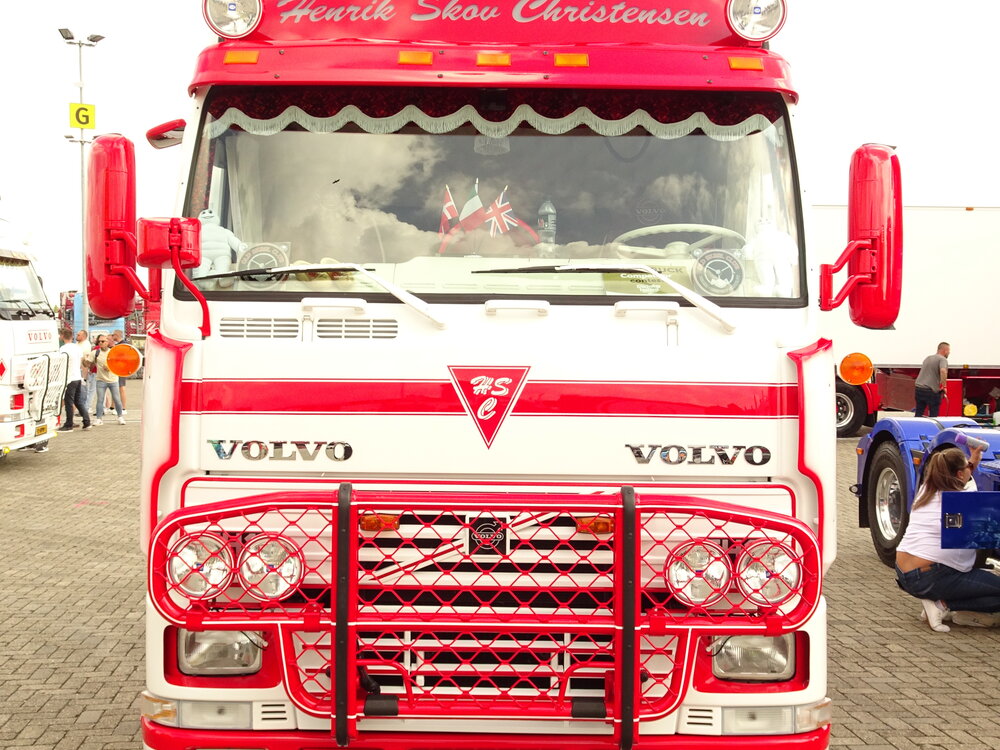 Tekno Tekno Set of 2 tractors: Volvo F16 Globetrotter & Volvo FH16 Globetrotter XL HENRIK SKOV CHRISTENSEN