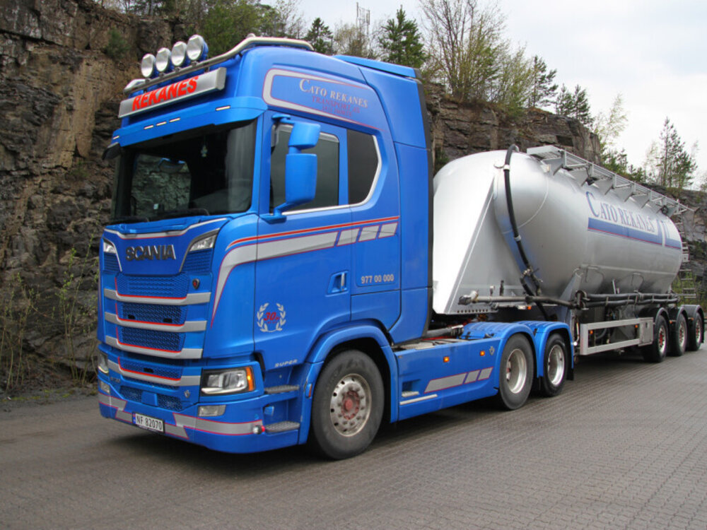 WSI WSI Scania S Highline 6x2 met 3-assige bulk trailer REKANES