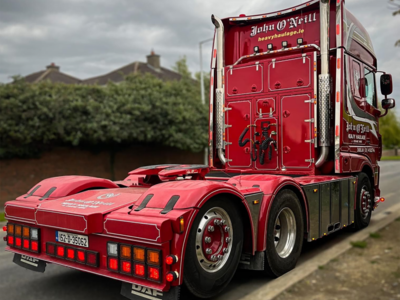 WSI WSI DAF XF Super Space Cab 6x2 met 2-assige low loader JOHN O'NEILL