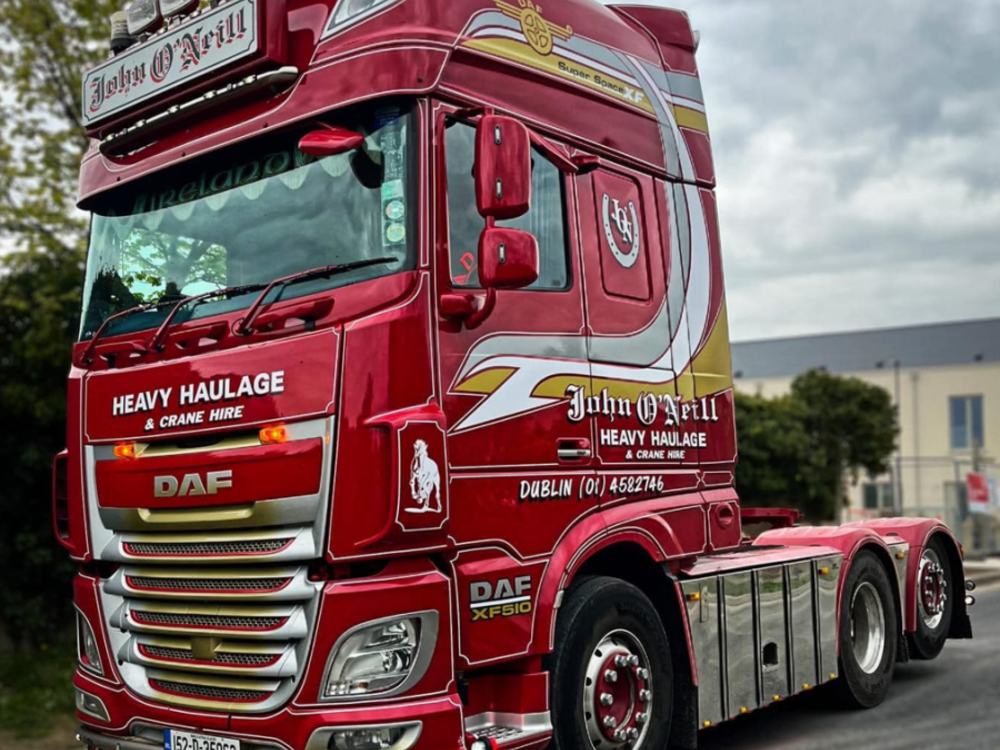 WSI WSI DAF XF Super Space Cab 6x2 met 2-assige low loader JOHN O'NEILL