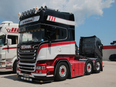 WSI WSI Scania Streamline Topline 6x2 with 3-assige reefertrailer LA VALENTINOISE