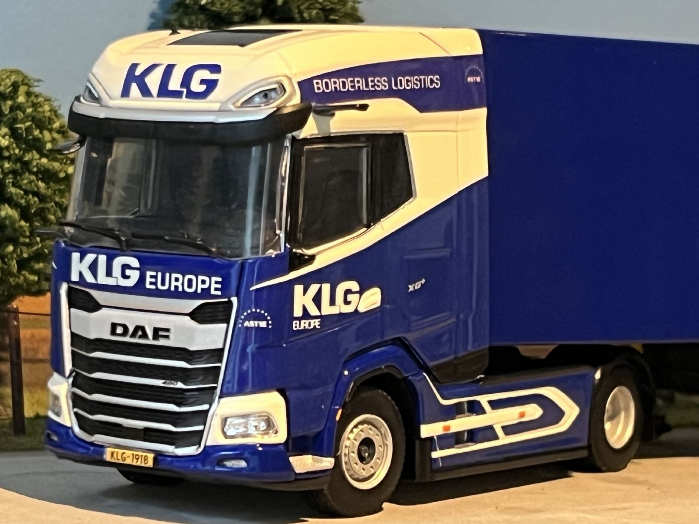 WSI DAF XG+ 4x2 met 3-as box trailer KLG EUROPE