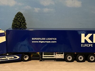 WSI WSI DAF XG+ 4x2 met 3-as box trailer KLG EUROPE