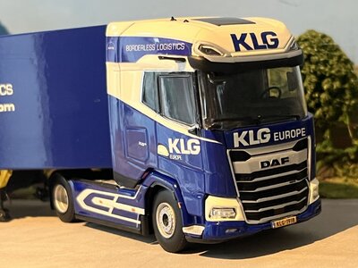 WSI WSI DAF XG+ 4x2 met 3-as box trailer KLG EUROPE