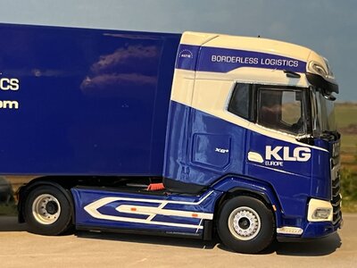 WSI WSI DAF XG+ 4x2 met 3-as box trailer KLG EUROPE