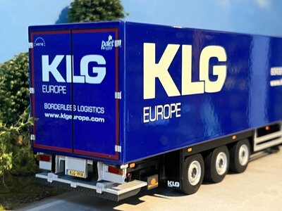 WSI WSI DAF XG+ 4x2 met 3-as box trailer KLG EUROPE