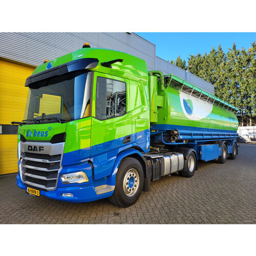 WSI WSI DAF XD SH 4x2 met 3-as veevoer bulk trailer DE HEUS VOEDERS