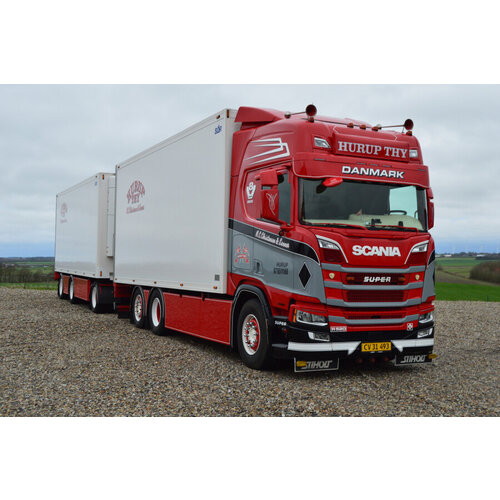 WSI WSI Scania R Highline 6x2 koelwagen met 3-assige koeltrailer N.C. CHRISTENSEN & SONNER