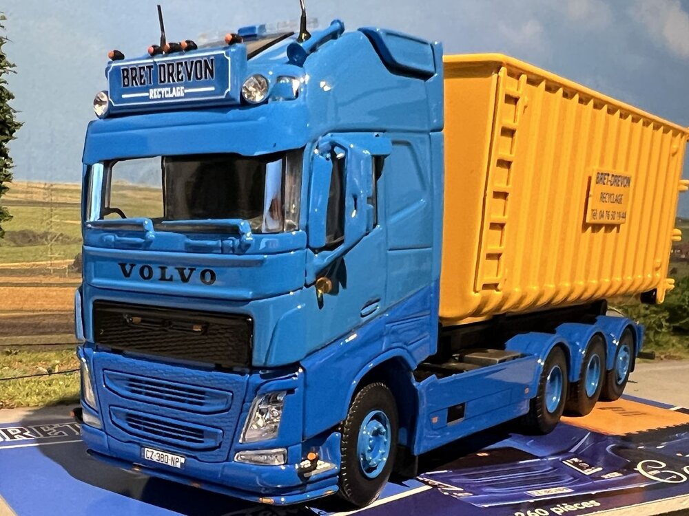 Tekno Tekno Volvo FH04 Globetrotter XL losse motorwagen 8x2 met haakarm BRET DREVON