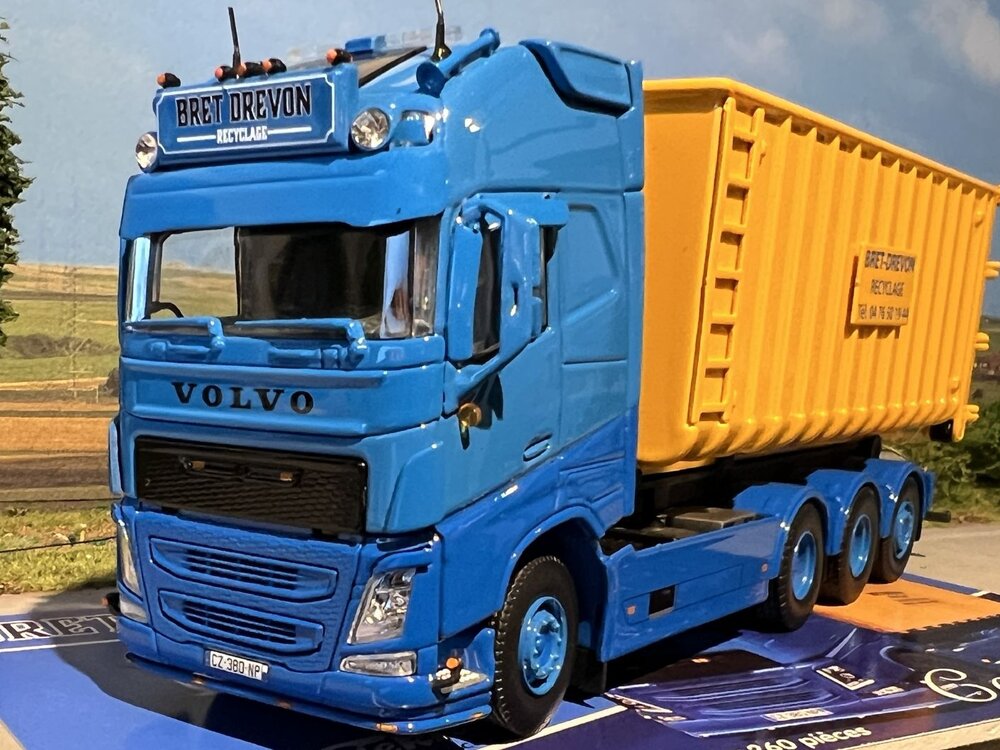 Tekno Tekno Volvo FH04 Globetrotter XL rigid truck 8x2 with hooklift system + container BRET DREVON