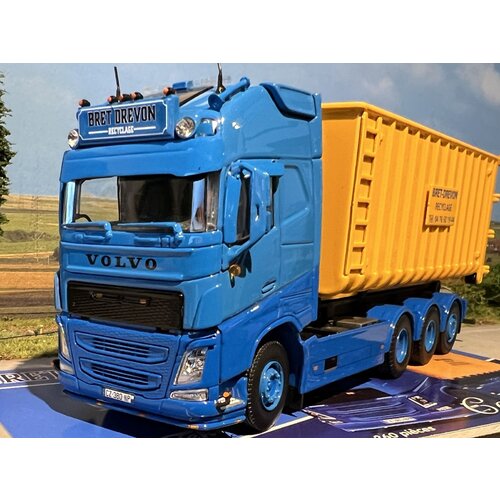 Tekno Tekno Volvo FH04 Globetrotter XL losse motorwagen 8x2 met haakarm BRET DREVON