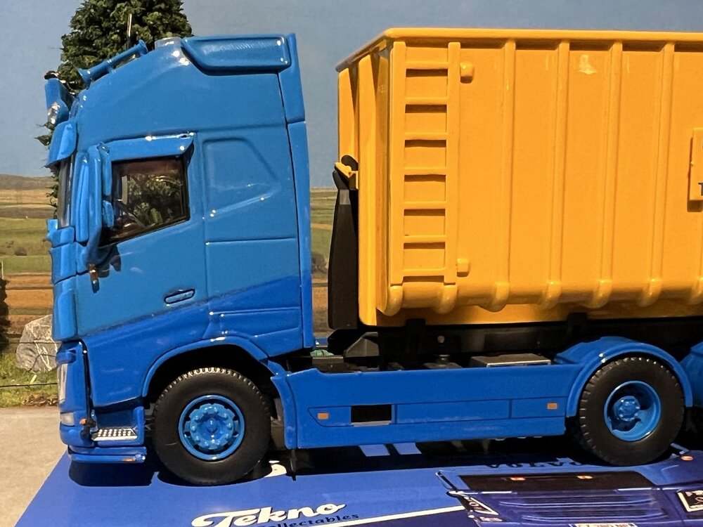 Tekno Tekno Volvo FH04 Globetrotter XL losse motorwagen 8x2 met haakarm BRET DREVON