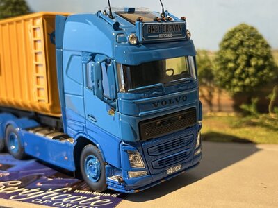 Tekno Tekno Volvo FH04 Globetrotter XL rigid truck 8x2 with hooklift system + container BRET DREVON