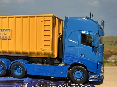 Tekno Tekno Volvo FH04 Globetrotter XL losse motorwagen 8x2 met haakarm BRET DREVON