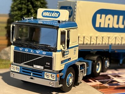 Tekno Tekno Volvo F12 6x2 met klassieke schuifzeilentrailer Hallens