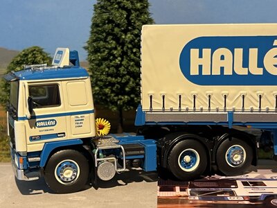 Tekno Tekno Volvo F12 6x2 met klassieke schuifzeilentrailer Hallens