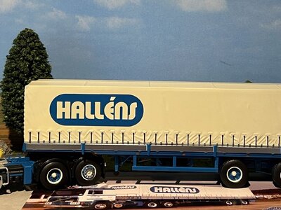 Tekno Tekno Volvo F12 6x2 met klassieke schuifzeilentrailer Hallens