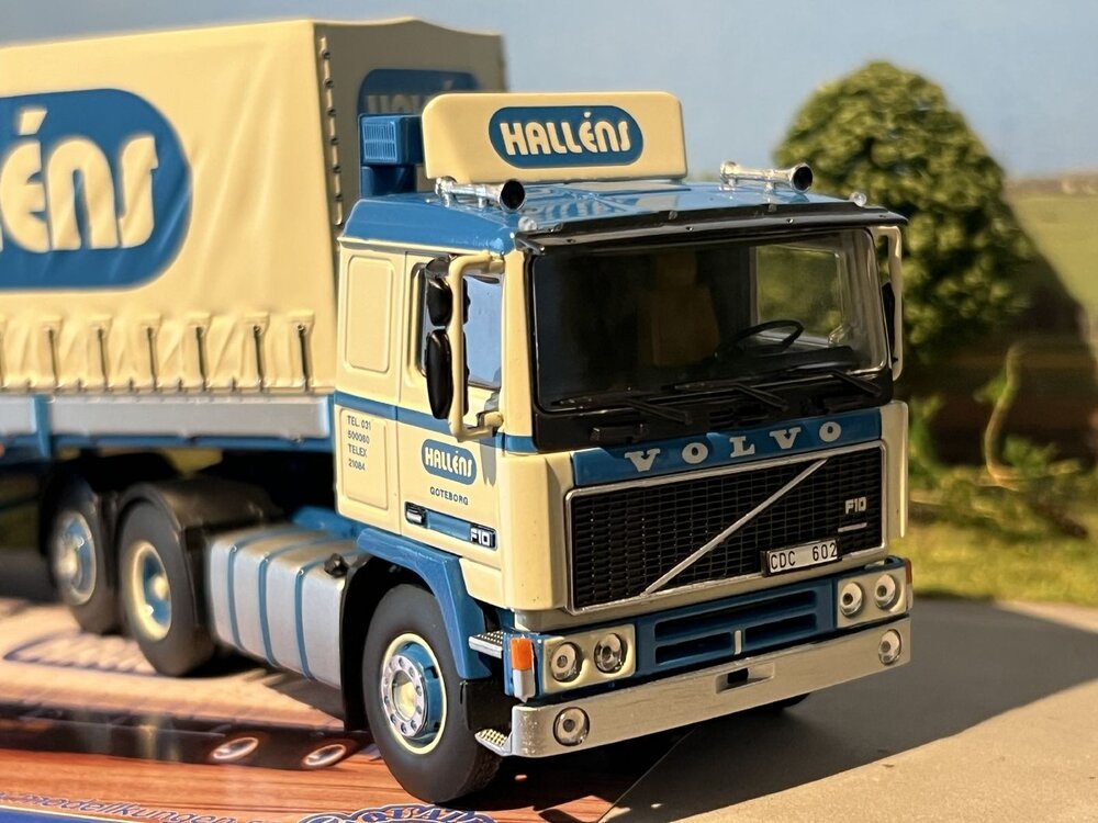 Tekno Tekno Volvo F12 6x2 met klassieke schuifzeilentrailer Hallens