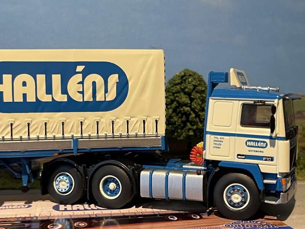 Tekno Tekno Volvo F12 6x2 met klassieke schuifzeilentrailer Hallens