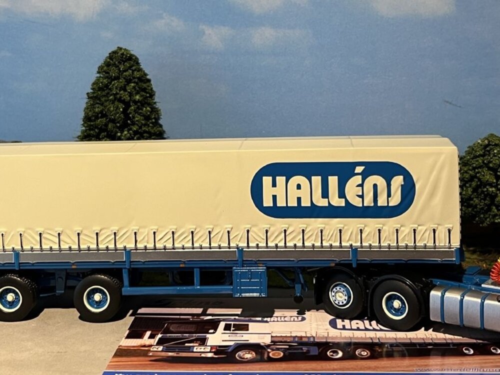 Tekno Tekno Volvo F12 6x2 met klassieke schuifzeilentrailer Hallens