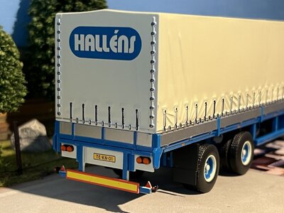 Tekno Tekno Volvo F12 6x2 met klassieke schuifzeilentrailer Hallens