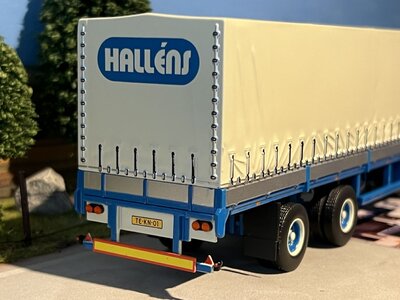 Tekno Tekno Volvo F12 6x2 met klassieke schuifzeilentrailer Hallens