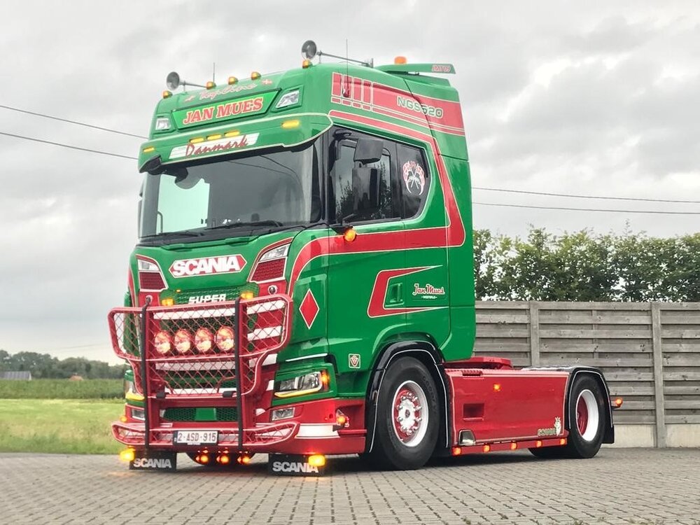 Tekno Tekno Scania Next Gen 520S Highline met 3-assige vlakke trailer JAN MUES