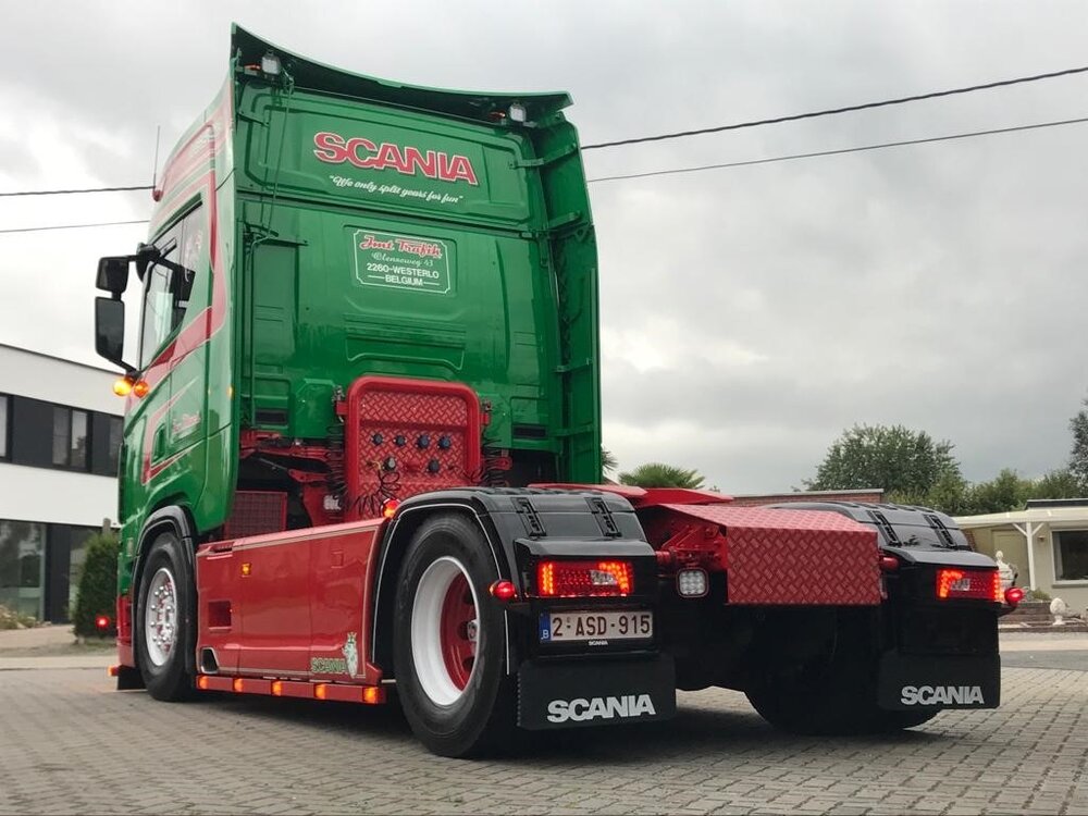 Tekno Tekno Scania Next Gen 520S Highline met 3-assige vlakke trailer JAN MUES