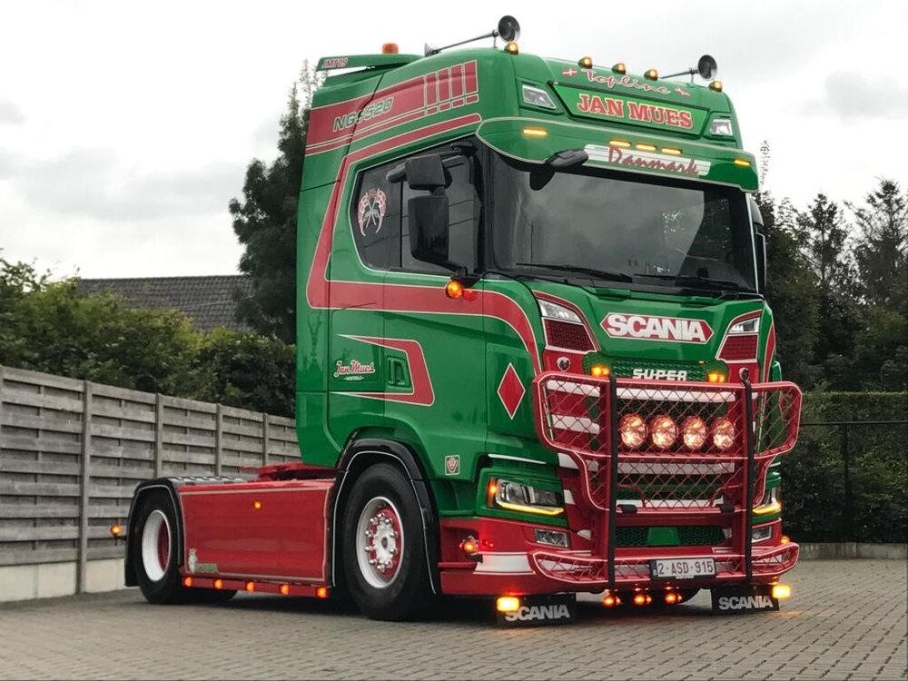 Tekno Tekno Scania Next Gen 520S Highline met 3-assige vlakke trailer JAN MUES