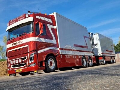 Tekno Tekno Volvo FH04 Globetrotter rigid truck with trailer + zamac opentop containers G&J van Leeuwen