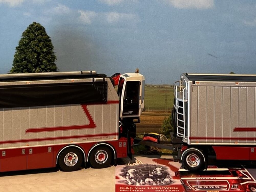 Tekno Tekno Volvo FH04 Globetrotter met open bakken en laadkraan G&J van Leeuwen