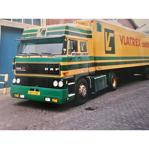 WSI WSI DAF 3300 Space Cab 4x2 + 3-axle classic reefer trailer VLATREX