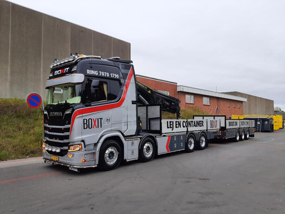 WSI WSI Scania S Highline 8x2 riged flat bed truck with 3-axle flat bed drawbar trailer with palfinger + 2x 20 ft container BOXIT