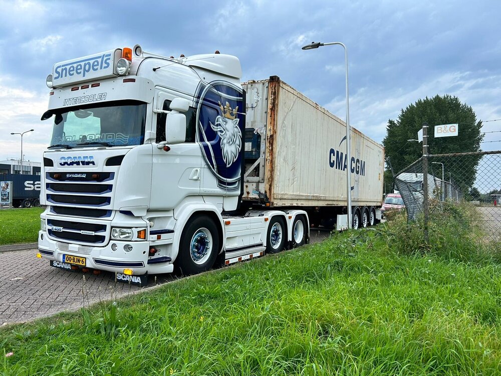 Tekno Tekno Scania R-serie Highline 6x2 met 40ft. koeloplegger SNEEPELS