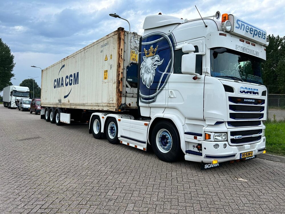 Tekno Tekno Scania R-serie Highline 6x2 met 40ft. koeloplegger SNEEPELS