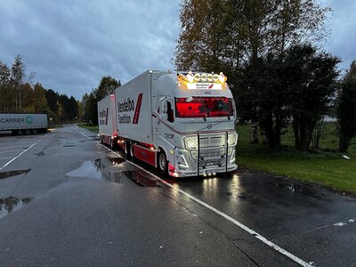 Tekno Tekno Volvo FH05 Globetrotter XL rigid truck with 3-axle trailer VENDELBO