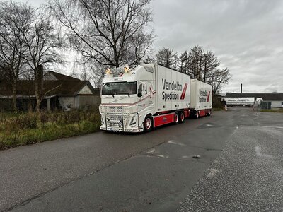 Tekno Tekno Volvo FH05 Globetrotter XL rigid truck with 3-axle trailer VENDELBO