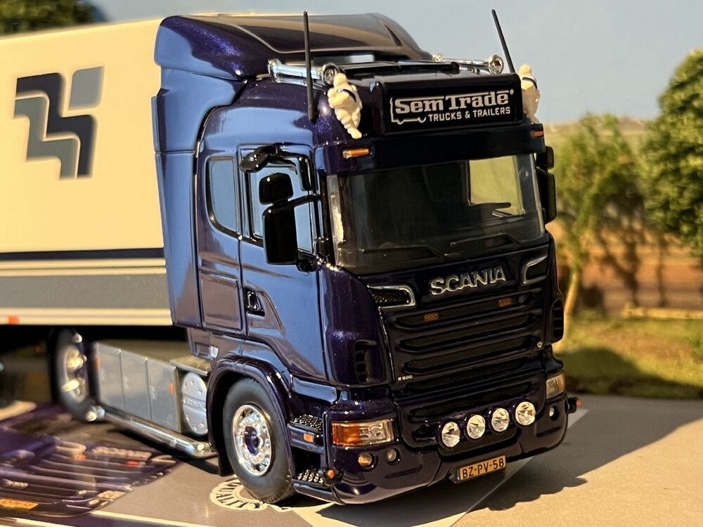 Tekno Tekno Scania R500-V8 Highline 4x2 with 3-axle reefer trailer SSEMTRADE